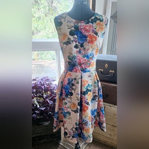 Betsey Johnson Sleeveless Watercolor Floral Dress Sz 10 💐 - Picture 2 of 6